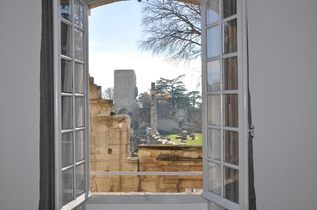 阿尔勒Holiday in Arles -Appartement du Théâtre Antique的享有城市美景的开放式窗户。