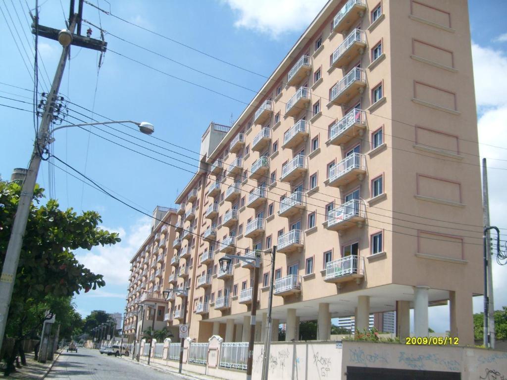 福塔莱萨Apartamentos Vila de Iracema的街道上的大型公寓楼