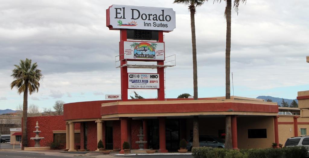 诺加利斯El Dorado Inn Suites - Nogales的一间快餐店,上面有标志