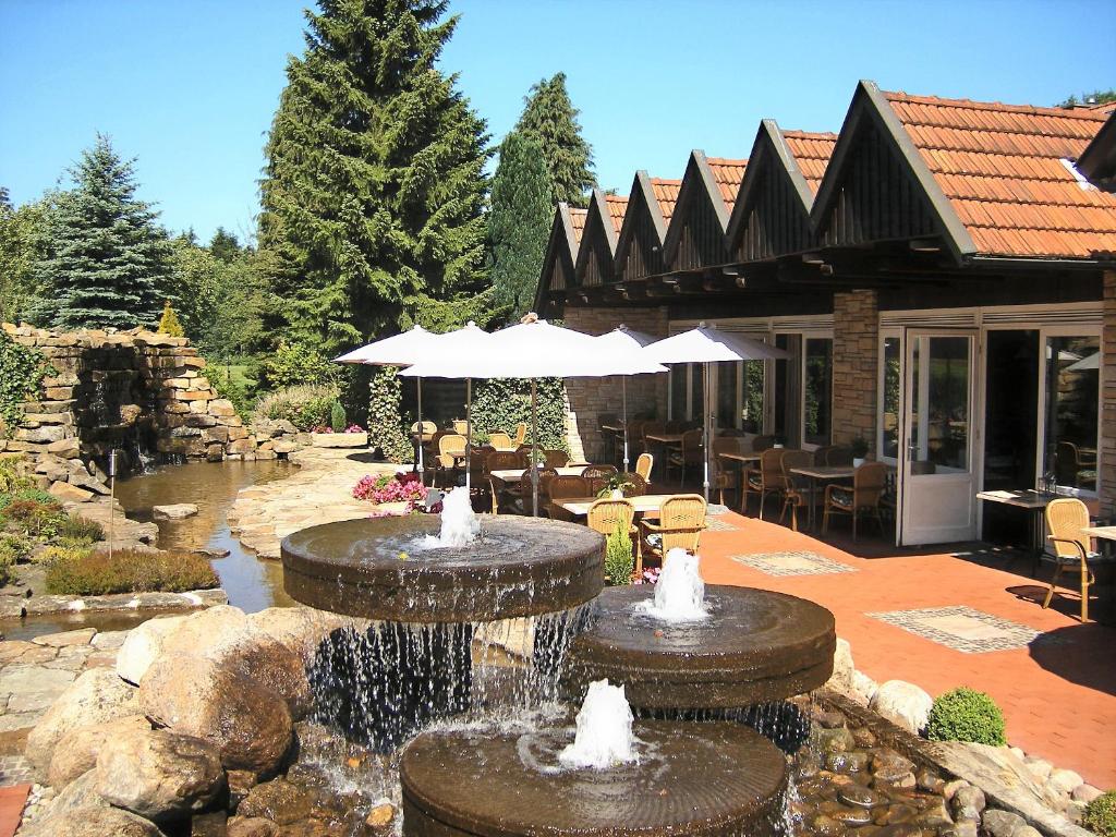 伊本比伦哈勃特斯诺夫酒店的房屋前设有2个喷泉的庭院