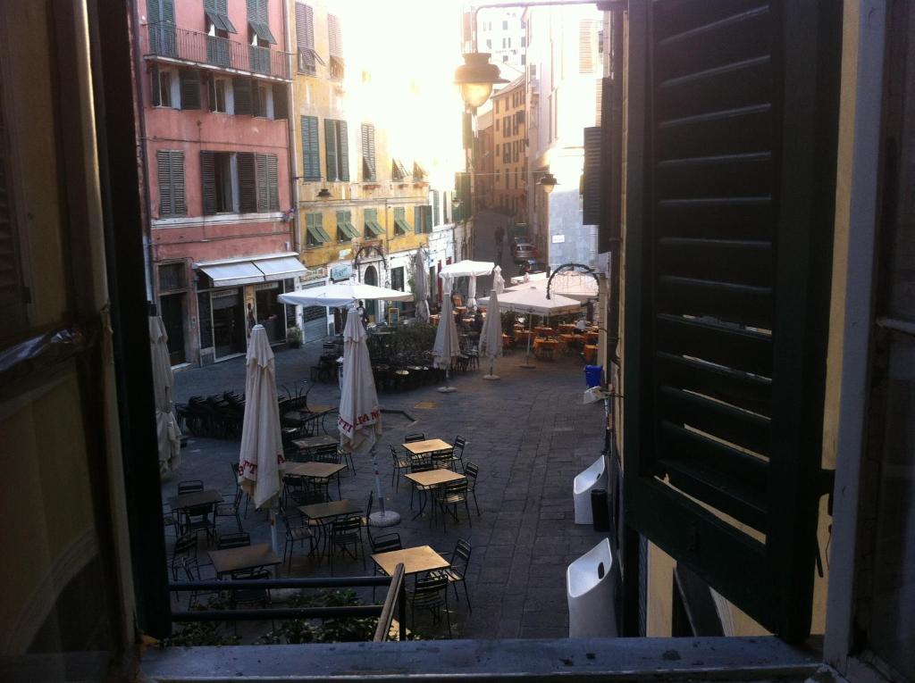 热那亚潘森酒店的享有街道的景色,配有桌子和遮阳伞