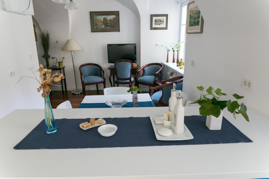 卢布尔雅那3 Bridges App的客厅配有带鞋的桌子