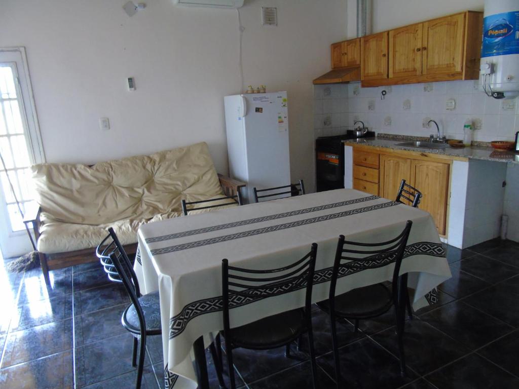 圣拉斐尔Lucy Sol Cabañas的厨房配有桌椅和沙发。