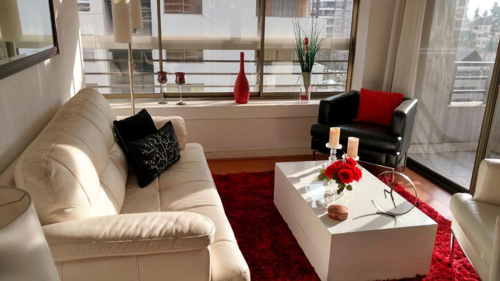 圣地亚哥La Gloria 30. Las Condes的客厅配有白色的沙发和桌子