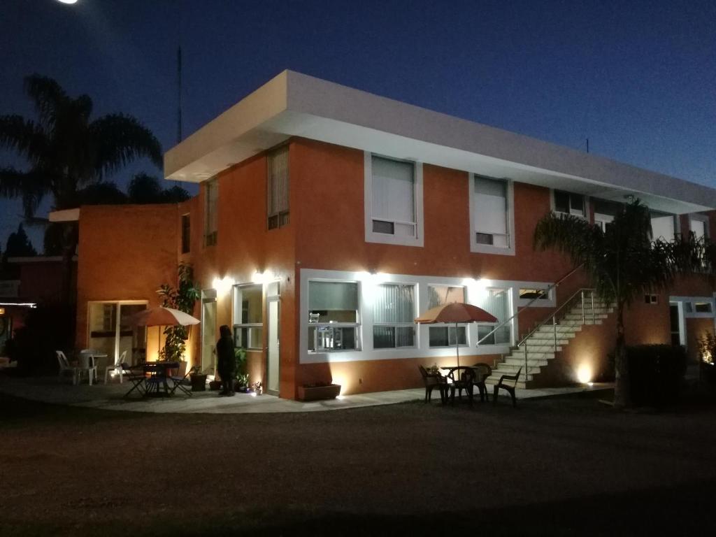乔卢拉Villas Hotel Cholula的一座建筑在晚上,前面有灯