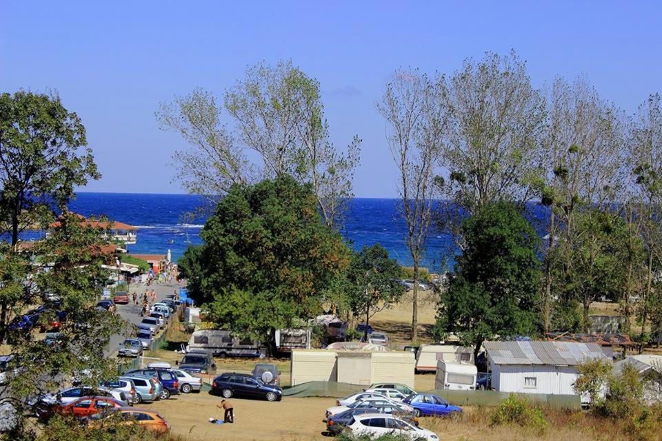 阿拉帕亚Tangra Guest House的海边停车场,有车停放