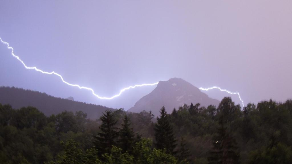 EngedeyHaus Alpenglühn的山上闪电风暴的图像