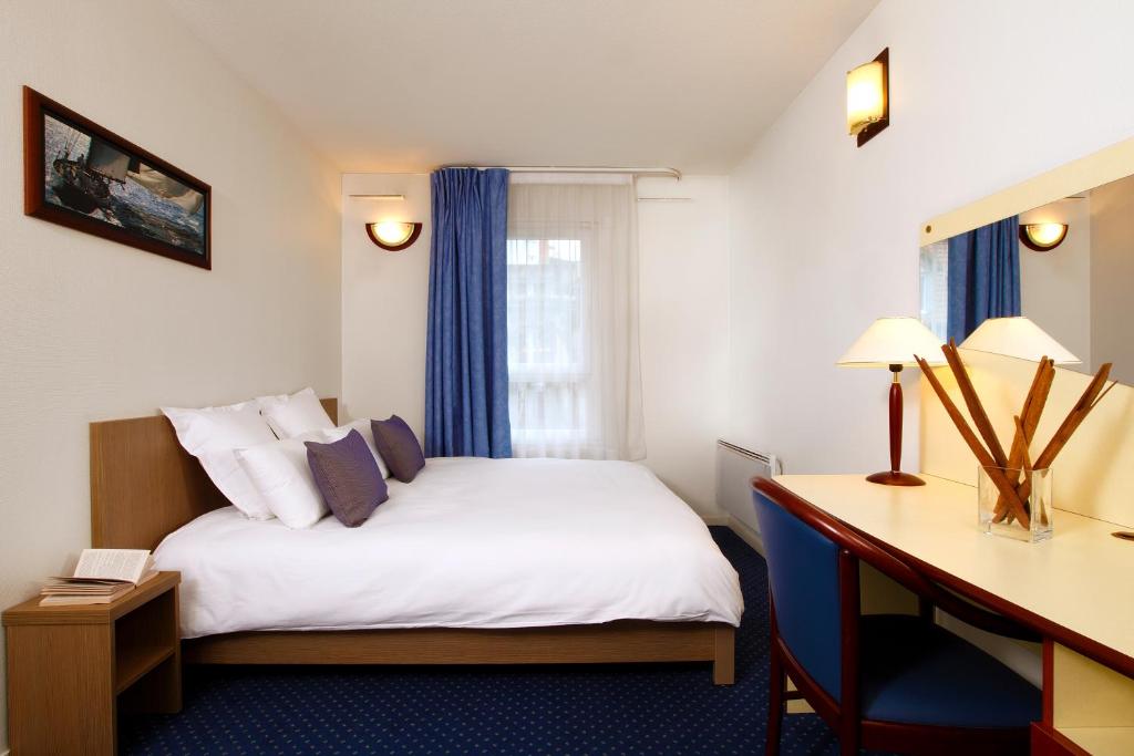 克莱蒙费朗Appart'City Classic Clermont Ferrand Centre的配有一张床和一张书桌的酒店客房