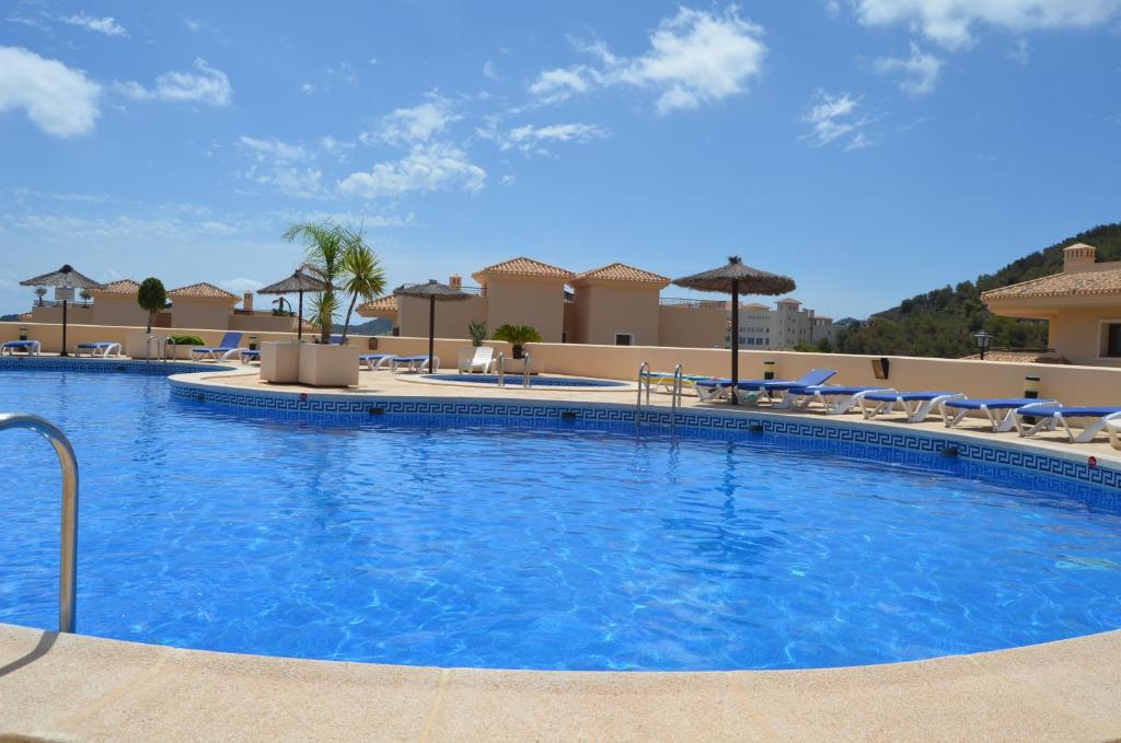 拉曼加戴尔马尔梅纳Buena Vista 7708 - Resort Choice的一个带椅子和遮阳伞的大型游泳池