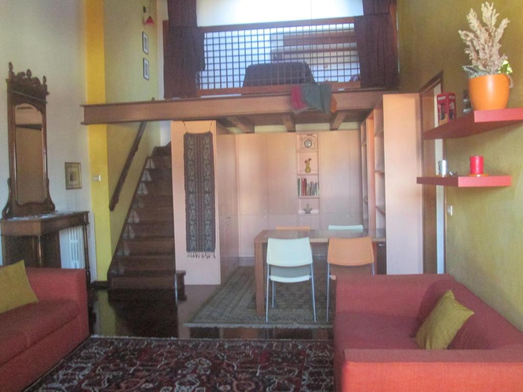 维罗纳多莫斯皮克塔公寓的客厅配有红色的沙发和桌子