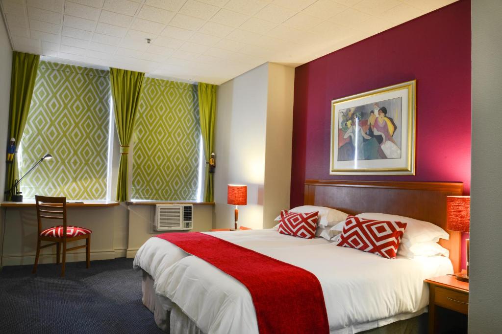 开普敦开普敦城市旅馆的一间卧室设有一张红色墙壁的大床
