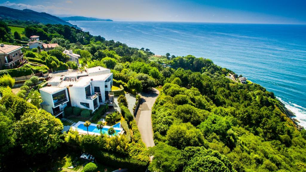 圣塞瓦斯蒂安Villa Lanperna的大海旁山丘上房屋的空中景观