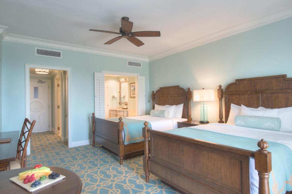 Henderson Beach Resort客房内的一张或多张床位