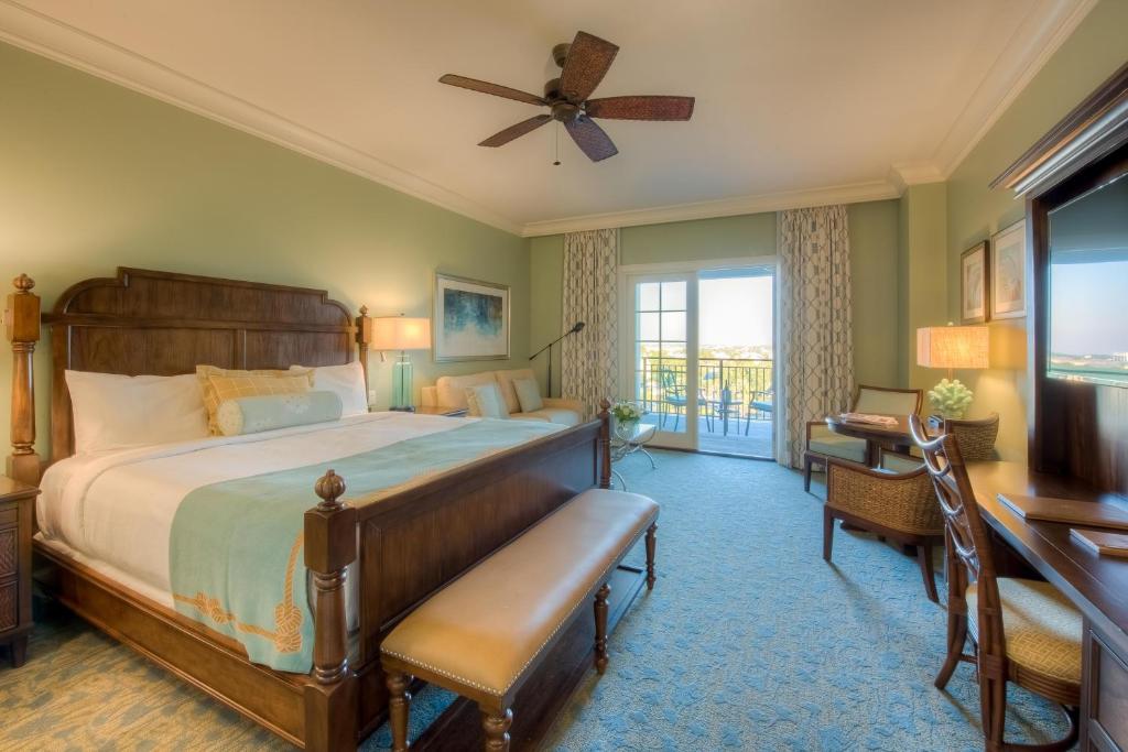 Henderson Beach Resort客房内的一张或多张床位