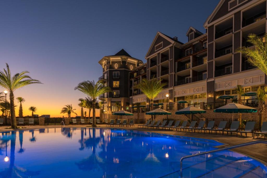 德斯坦Henderson Beach Resort的黄昏时分享有酒店游泳池的景色