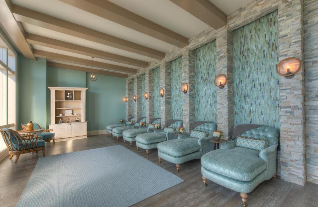 Henderson Beach Resort的休息区