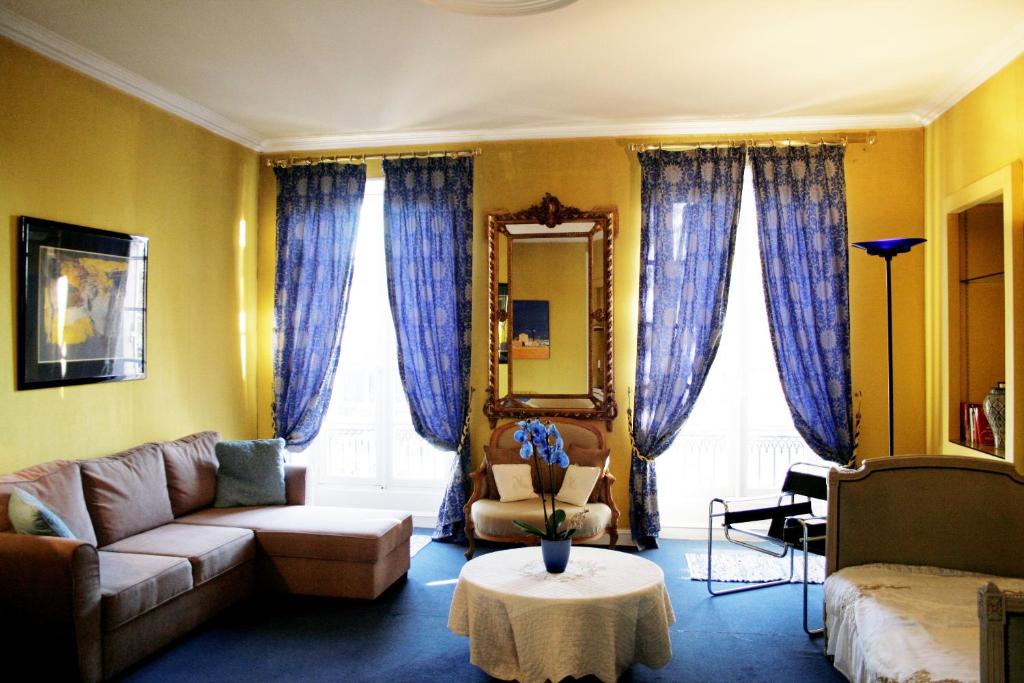 里贝拉克chambres de charme "Florence"的客厅配有沙发和桌子