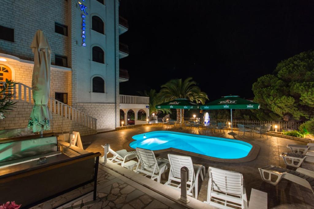 特罗吉尔卡塔琳娜别墅酒店的夜间在酒店前的游泳池
