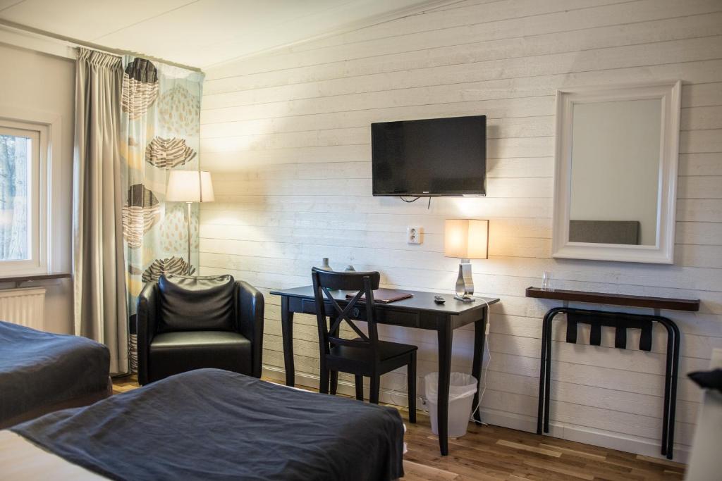 Vikingstad苏格斯塔特汽车旅馆的酒店客房设有一张桌子和一台墙上的电视。