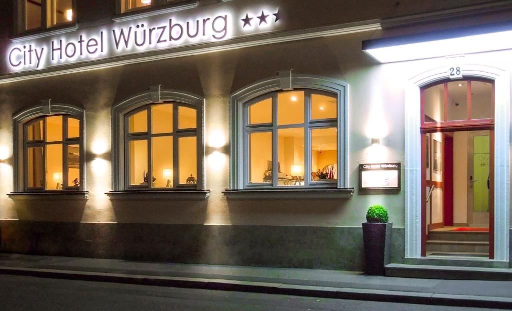 维尔茨堡维尔茨堡城市酒店旅馆的一座城市酒店建筑,上面有窗户和标志