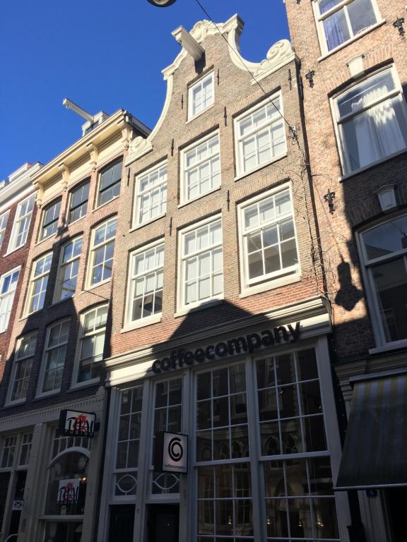 阿姆斯特丹九街住宿加早餐旅馆的一间高大的砖房,前面是商店