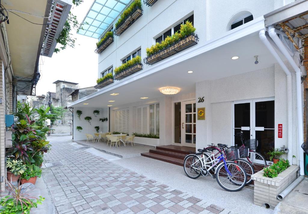 台南英王商旅的停在大楼外的一群自行车