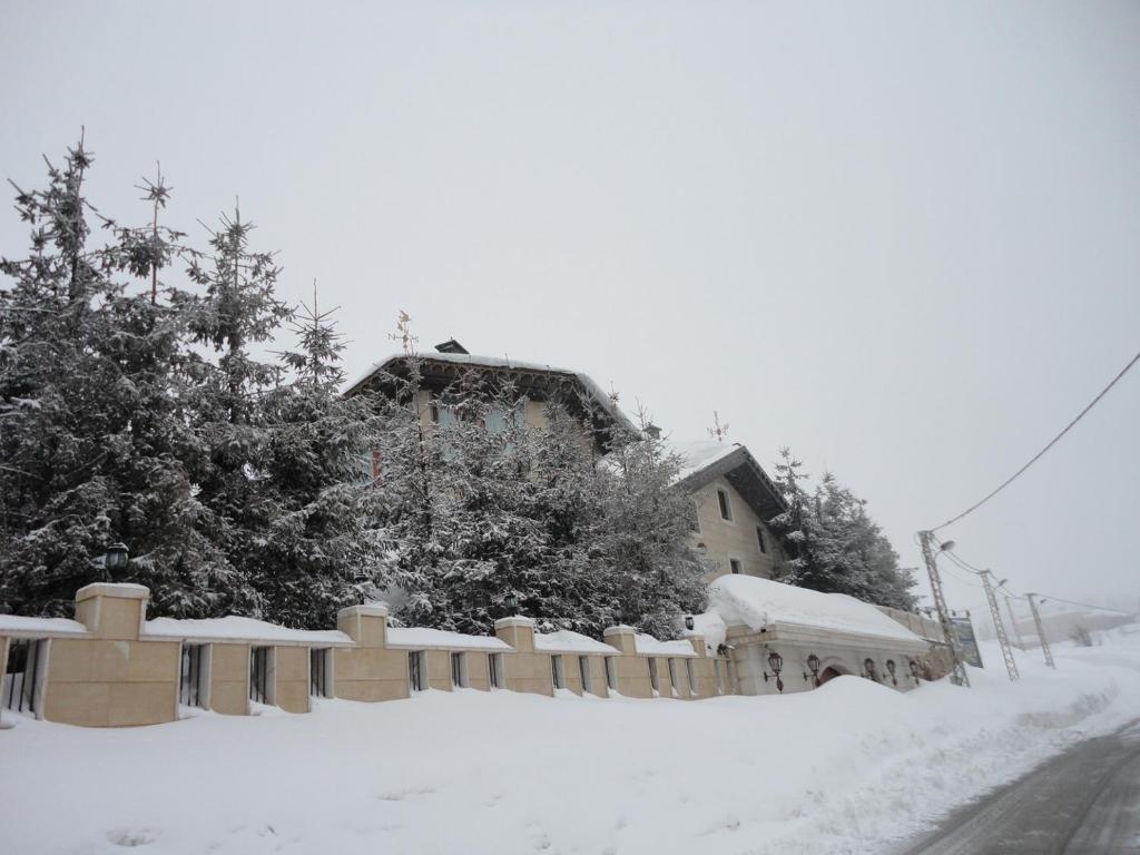 科法德比安Faqra Palace的雪覆盖着栅栏的房子