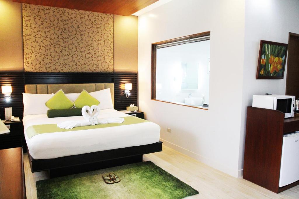 八打雁八打雁乡村俱乐部酒店的一间卧室配有一张绿地毯床