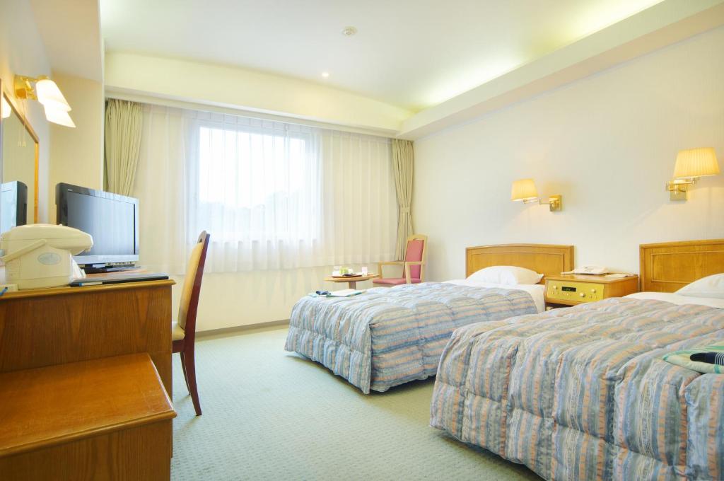 四万十市四万十新皇家酒店的酒店客房设有两张床和电视。
