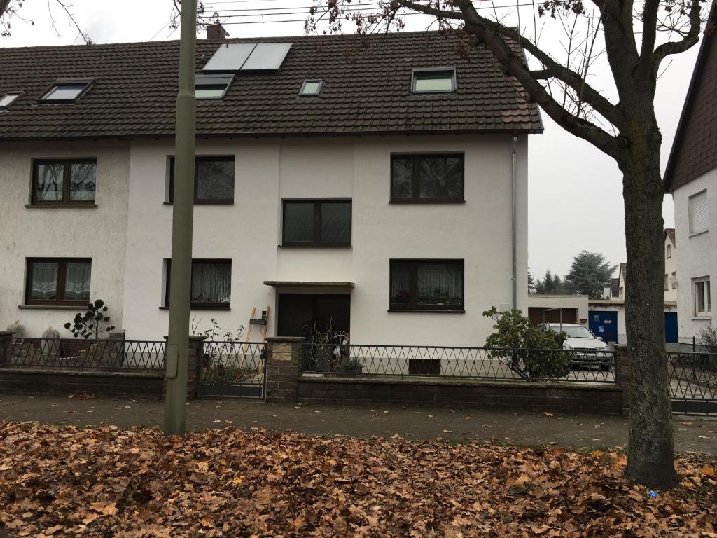 卡尔斯鲁厄万德汗度假屋（卡尔斯鲁厄 - 克尼林根）的白色的房子,有黑窗和树