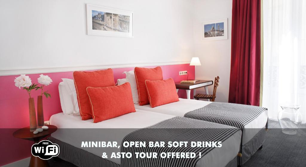 巴黎阿斯托利亚蒙泰罗萨酒店的配有红色枕头的床的酒店客房