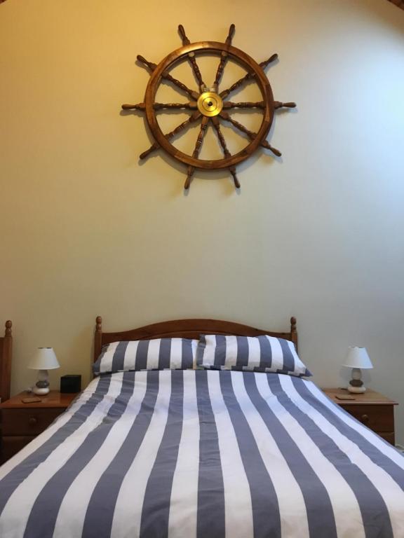 圣大卫The Waterings的卧室配有一张木轮壁床。