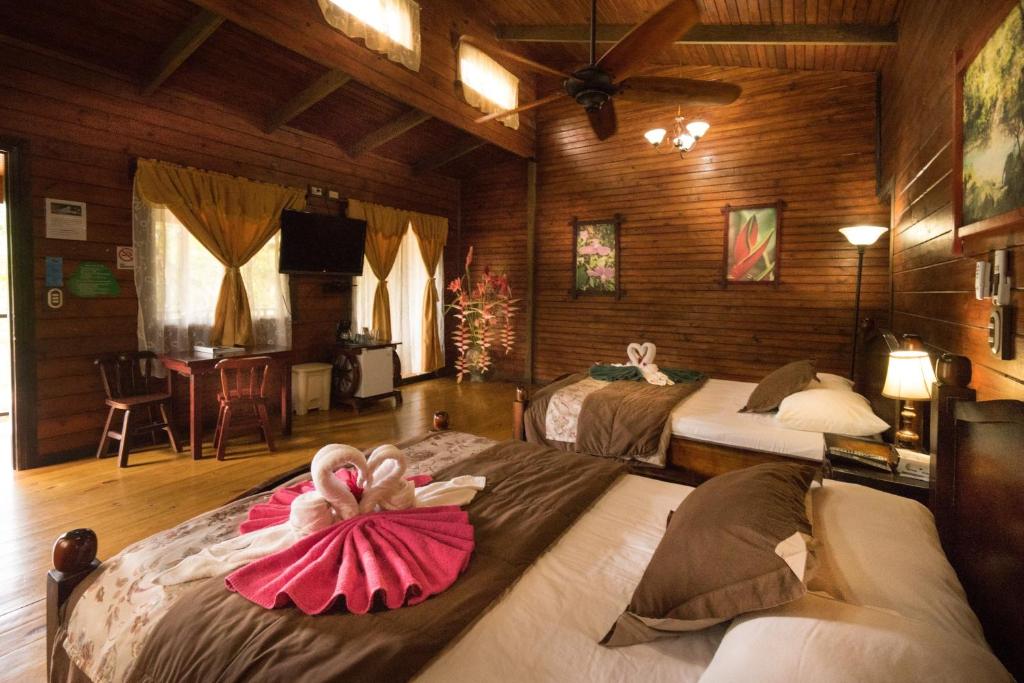 利比里亚蓝河温泉度假酒店的客房设有两张床,上面有娃娃