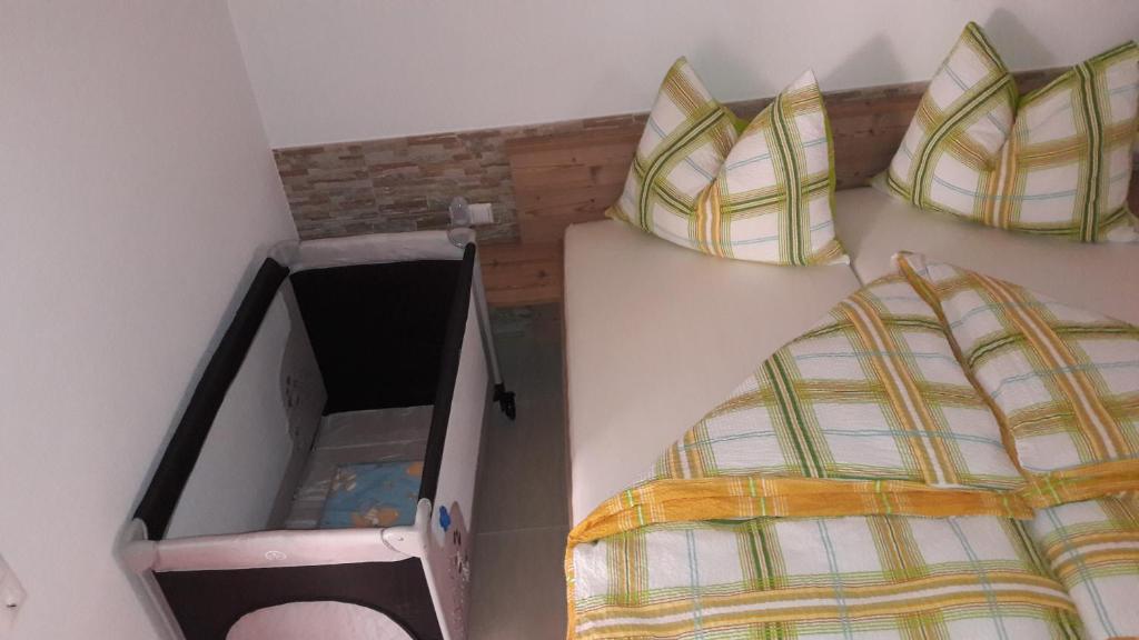 兰格尔斯道夫Klenig Hof的卧室享有高空美景,配有一张床和两个枕头