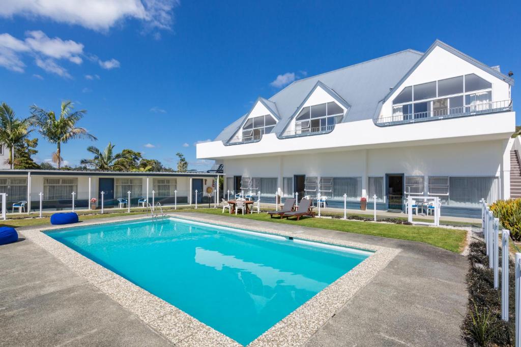 派西亚阿罗哈海景度假汽车旅馆的一座房子前面设有游泳池
