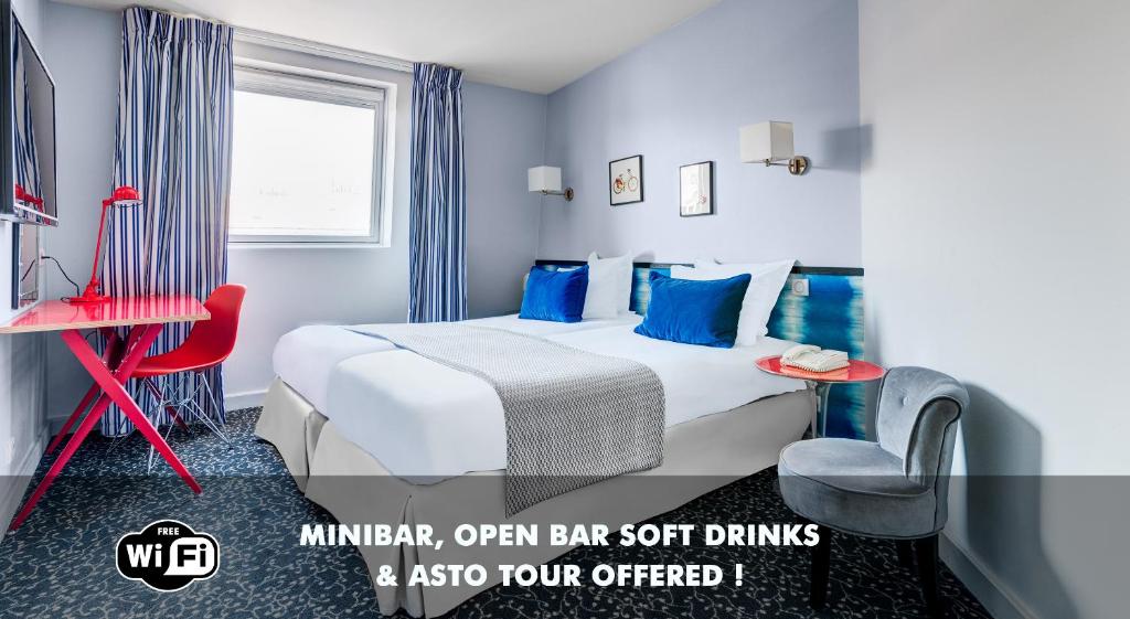 巴黎阿斯托亚阿斯托特尔酒店的配有一张床和一把椅子的酒店客房