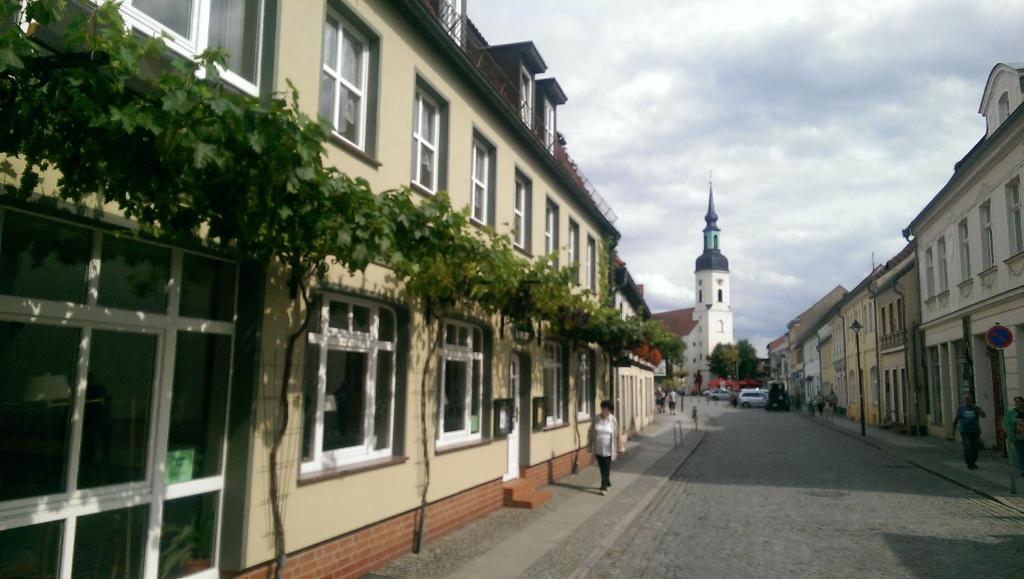 吕本瑙劳奇兹霍夫旅馆的一条拥有建筑和钟楼城市街道