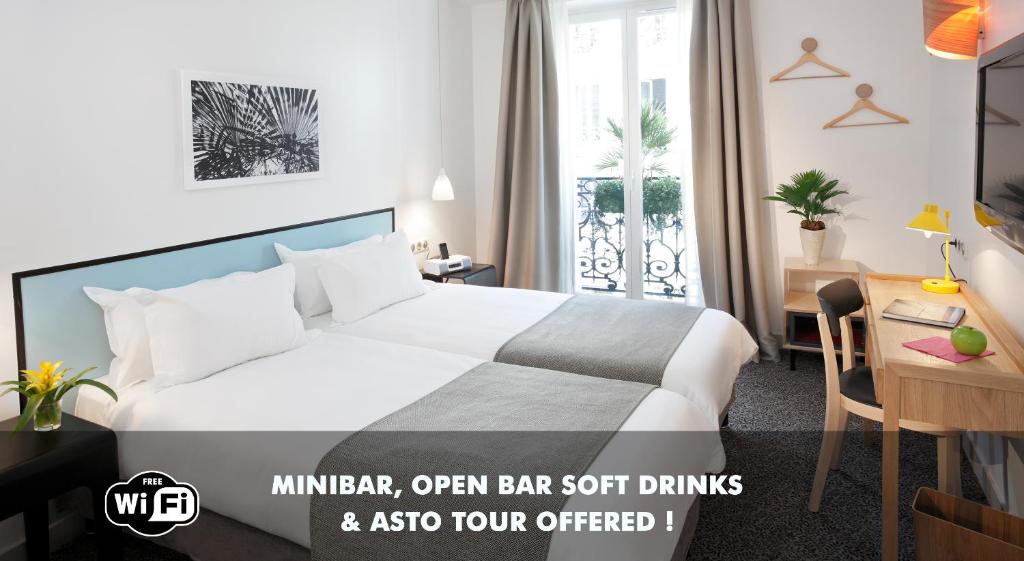巴黎棕榈阿斯托特尔酒店的酒店的客房 - 带1张床、1张桌子、1张床和1张床