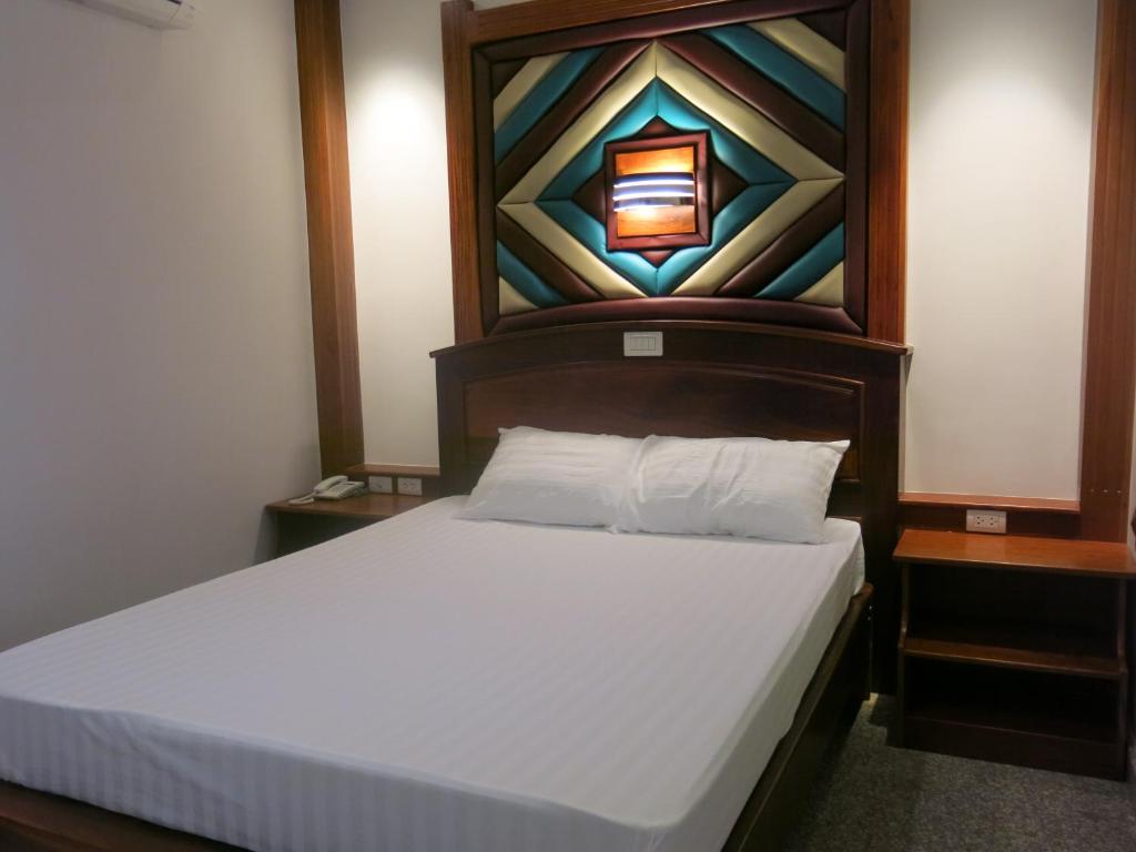 七岩七岩SP公园酒店的一间卧室配有一张壁画床