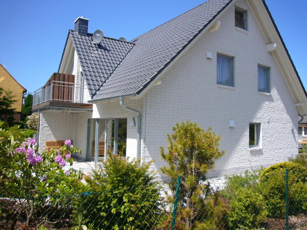 宾茨Strandamsel的白色房子,有灰色的屋顶