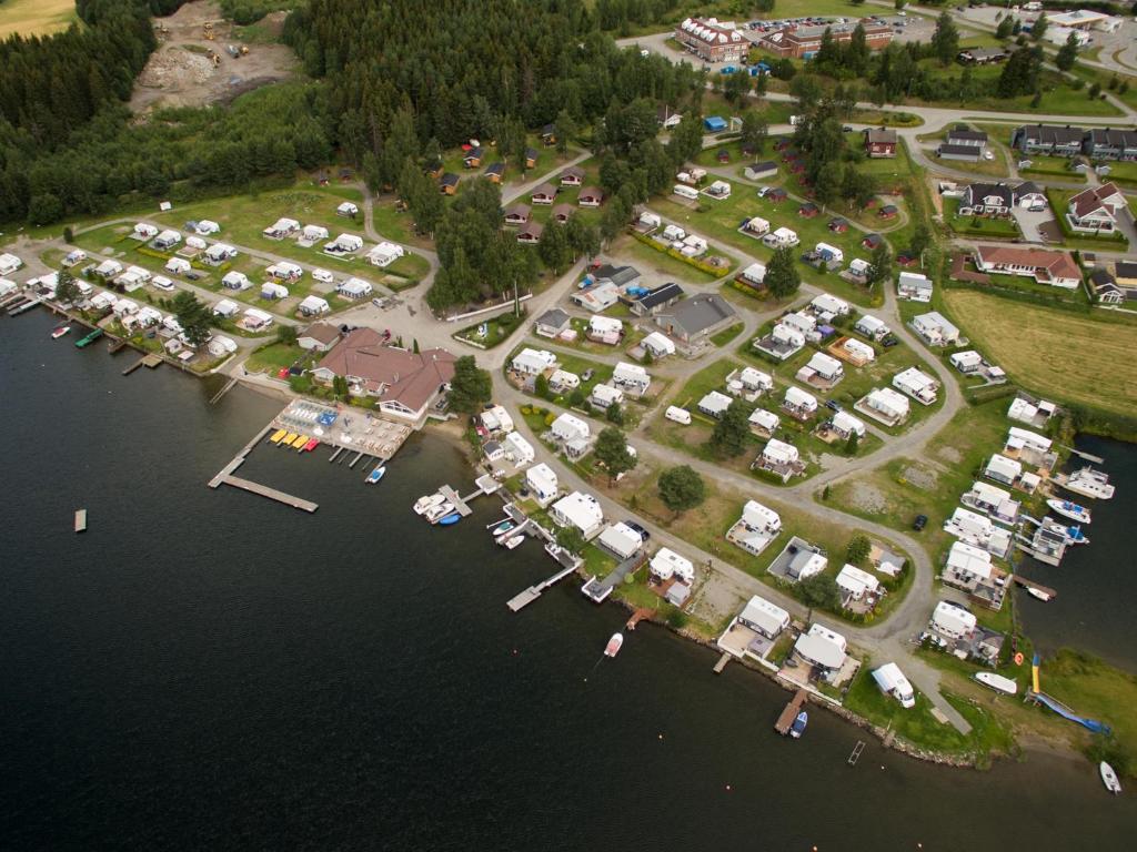 MoelvSteinvik Camping的码头的空中景色,有一堆船