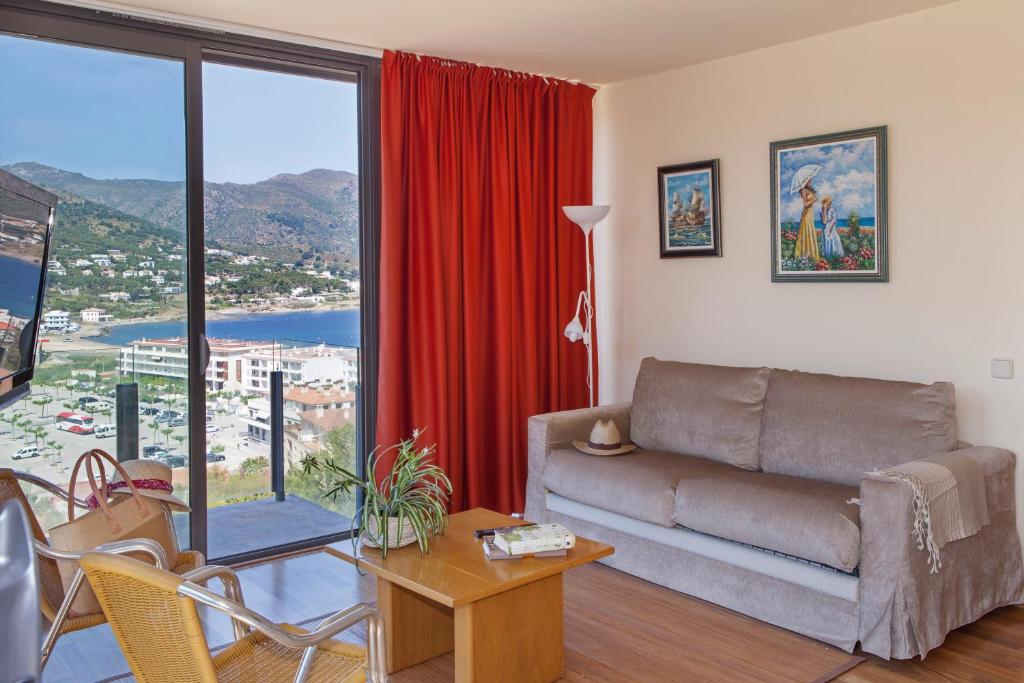 德拉塞尔瓦港Apartamento Torre Gran Luxe的带沙发和大窗户的客厅