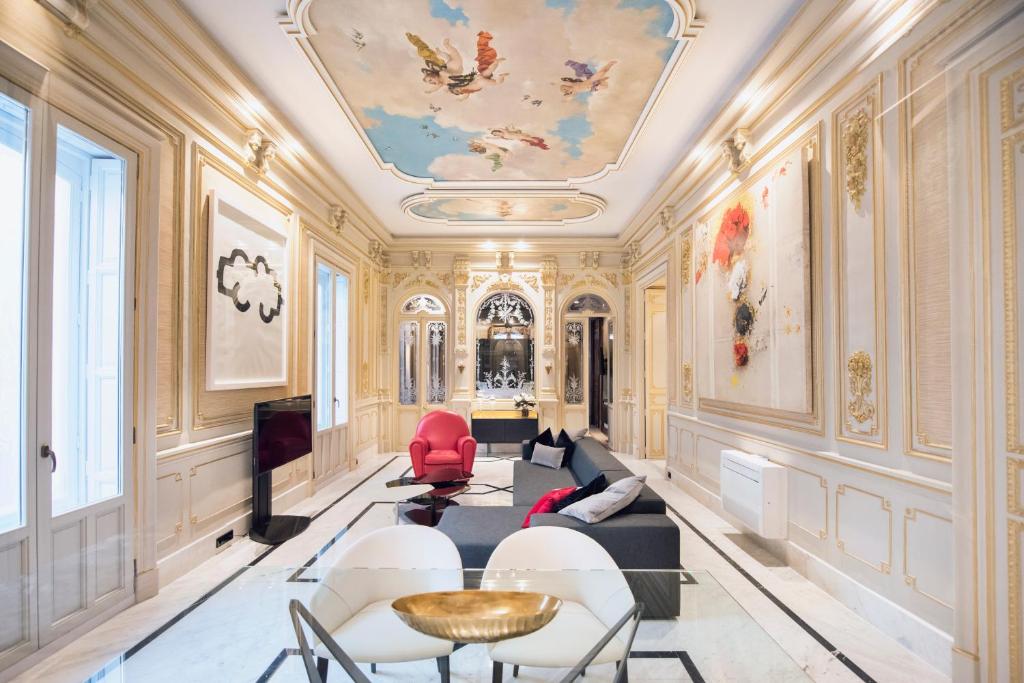阿利坎特萨尔维特宫套房公寓 的客厅设有天花板和绘画