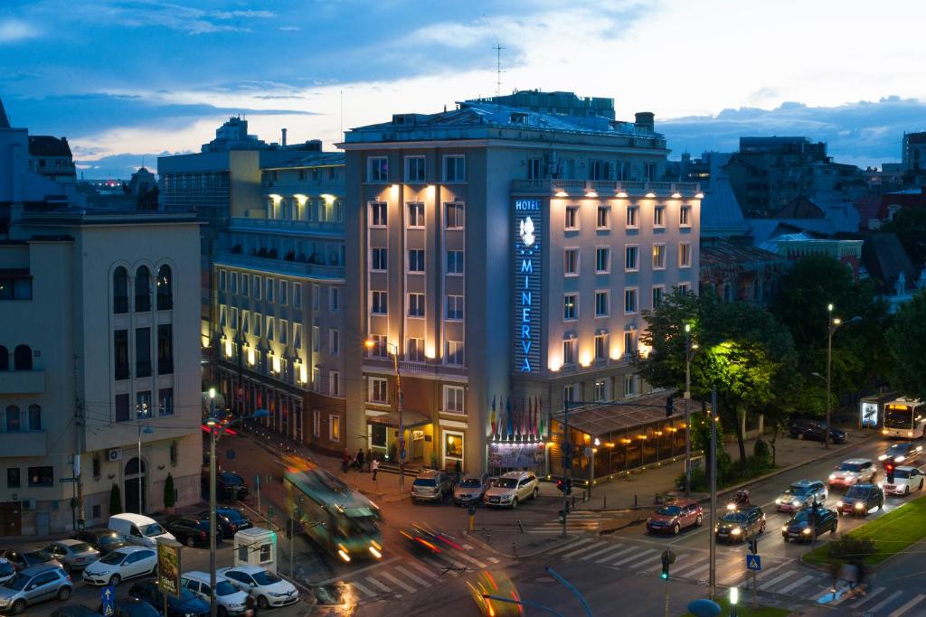 布加勒斯特米勒瓦酒店的一条城市街道,汽车停在大楼前