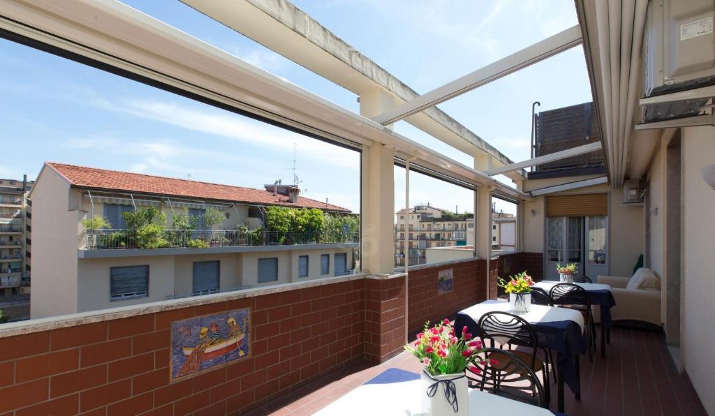 佛罗伦萨佛罗伦萨格里洛狄食宿酒店的阳台配有桌椅和窗户。