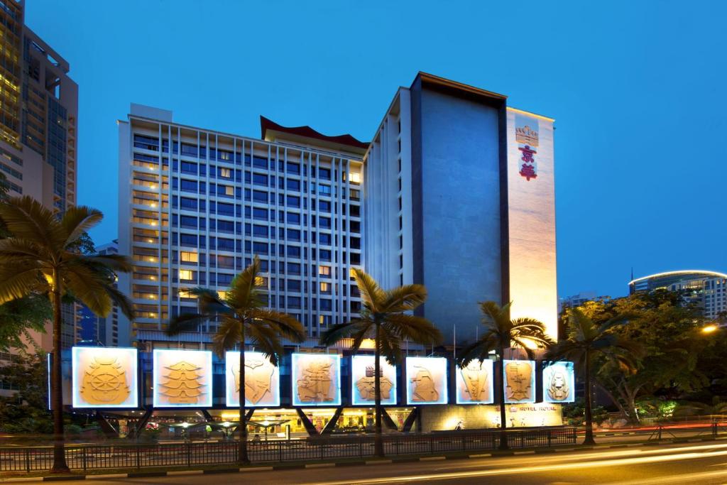 新加坡Hotel Royal的前面有标志的高楼
