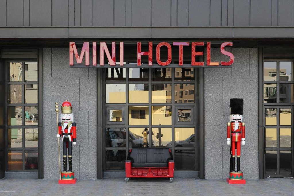 台中市MINI HOTELS(逢甲館)的迷你酒店前的两块腿