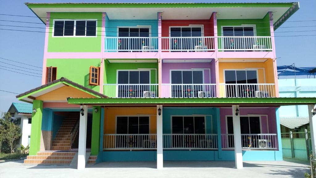 素可泰露伊恩施利希里2号旅馆的色彩鲜艳的房子设有阳台