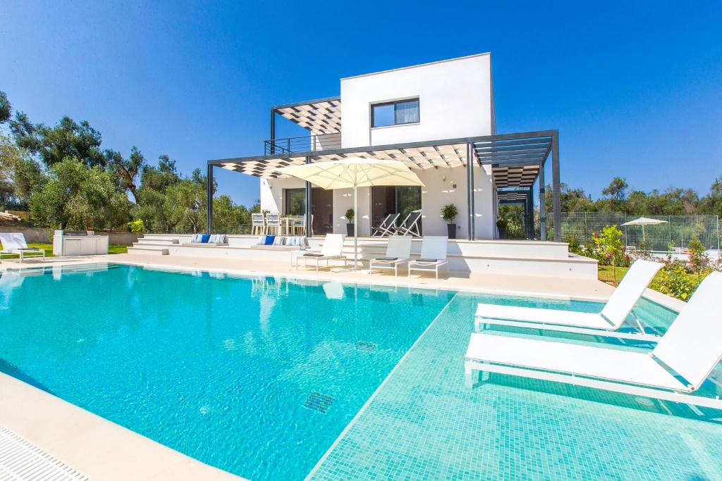 哈利库纳斯Almyra Villas的一座带游泳池和房子的别墅