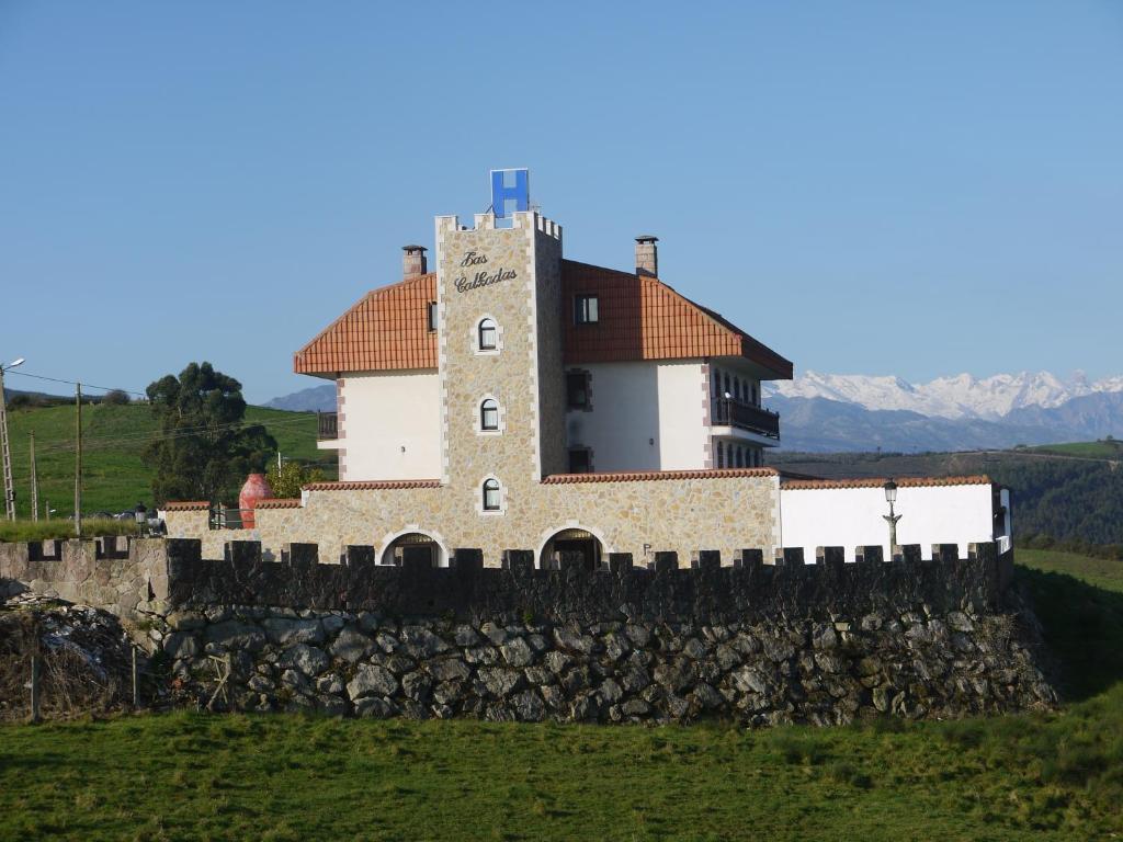 圣维森特-德拉巴尔克拉道路旅馆的一座城堡,位于一座拥有石墙的山丘上